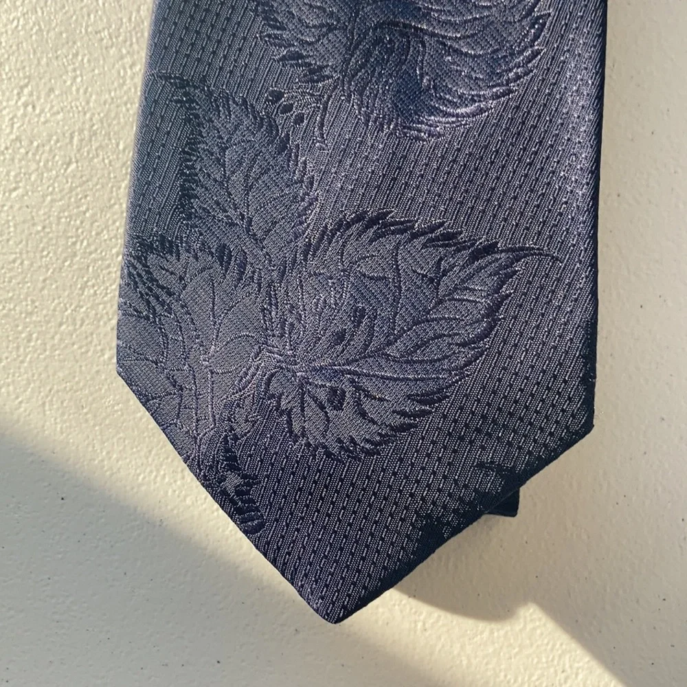 Vintage 90s navy blue with leave pattern tie